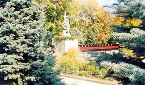Памятник и братская могила воинов, погибших в боях в 1941–1942 гг.