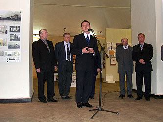 23.jpg (24087 bytes)